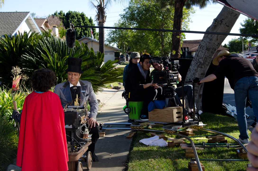 DOLLY SHOT WITH THE SALESMAN AND THE BOY IN THE CAPE